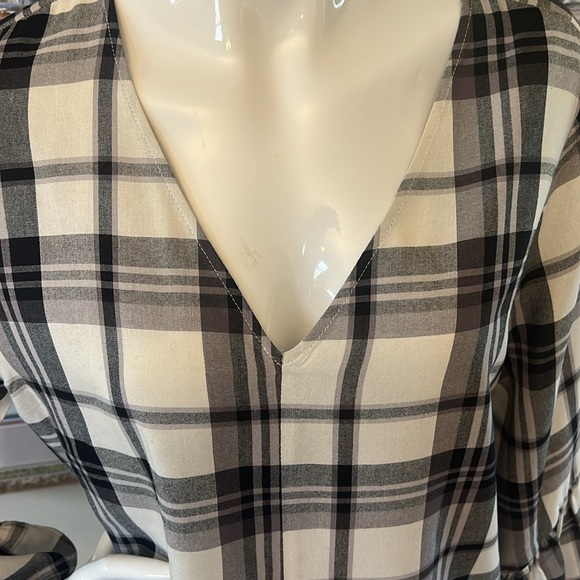 PLAID SHIRT W/ KNOTTED HEM + TRUMPET SLEEVE - Picture 4 of 5